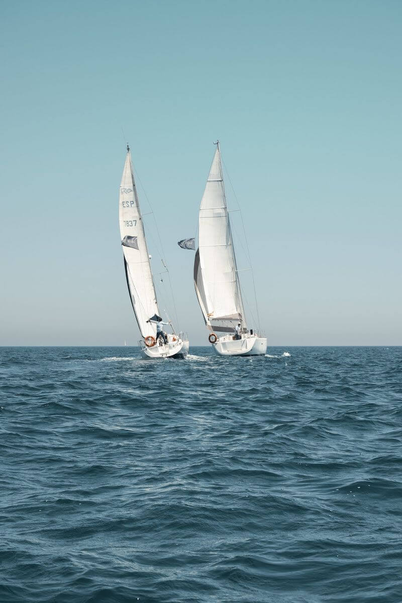 Veleros navegando con Saudade Sailing Club en Valencia